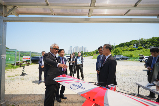백홍열(왼쪽부터) 나르마 수석연구위원, 강병삼 특구재단 이사장, 주한규 과학기술출연기관장협의회 회장(한국원자력연구원장), 방승찬 대덕연구개발특구기관장협의회 회장(한국전자통신연구원장)이 14일 대전 유성구 드론공원에서 대덕특구 연구소기업인 나르마의 드론 기술개발 현황 등에 대한 설명을 듣고 있다.  과기정통부 제공